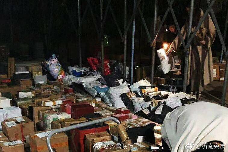 深夜排长队取快递!这场面你一定没见过