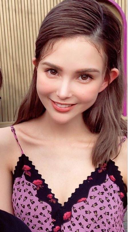 昆凌现身活动颜值暴跌!被质疑整容后拿出精修照也无法挽救!