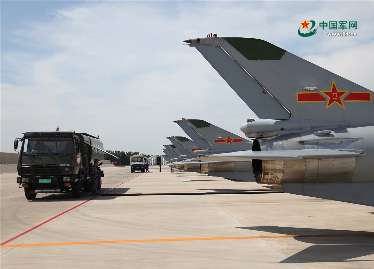 北部战区空军航空兵某旅进行多机种交替起降训练