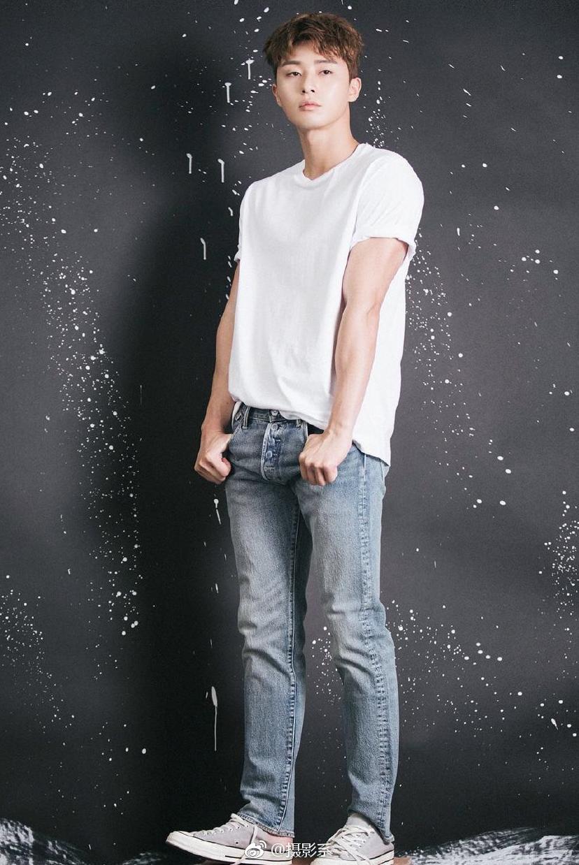 简简单单最时尚!夏天男生白t-shirt 牛仔裤就是最帅气的风景