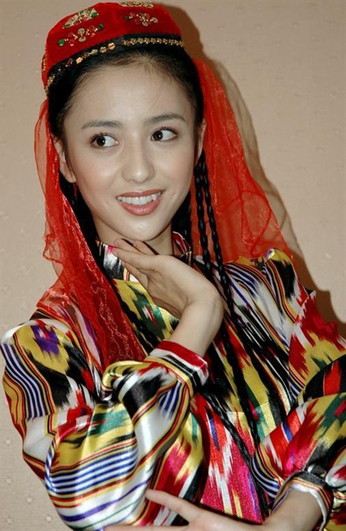 佟丽娅罕见学生时代旧照,穿民族服装真好看,网友:从小美到大!