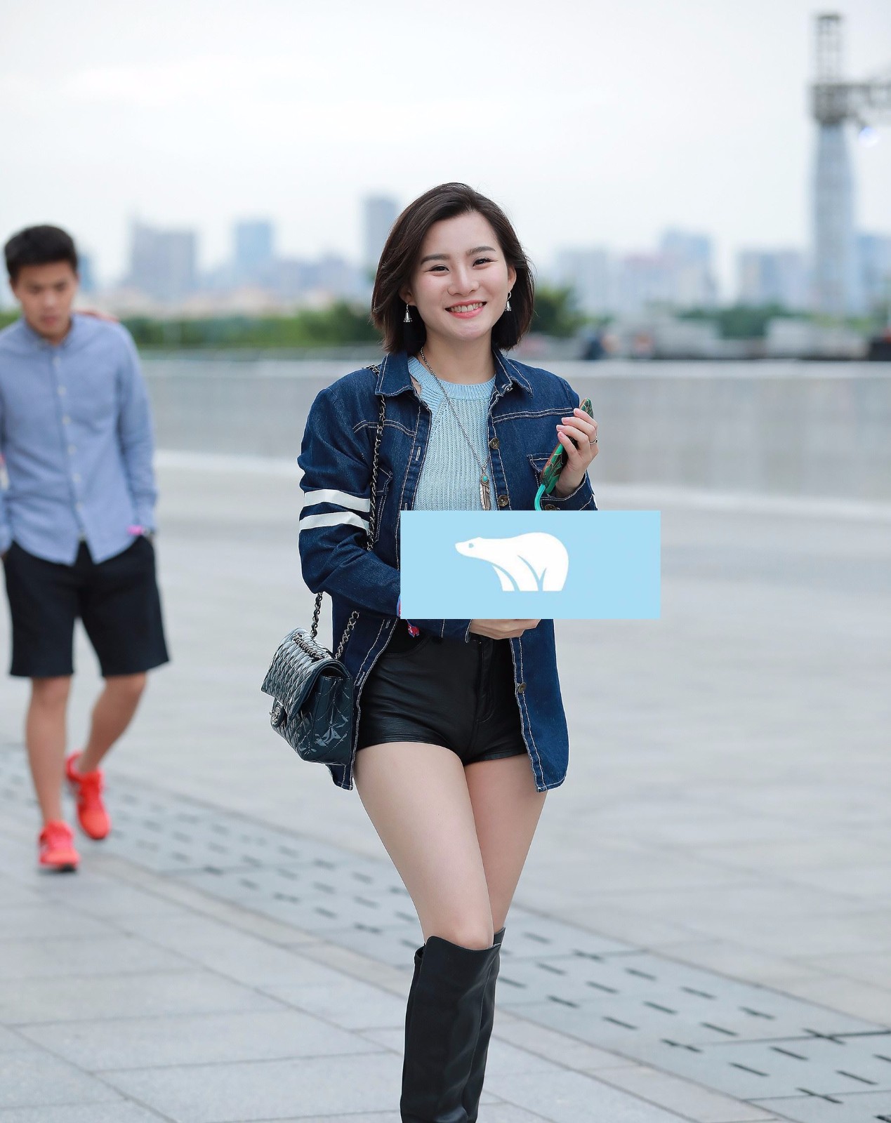 街拍美女,上身穿的多,下身穿的超的短发妹子,别有一番意境