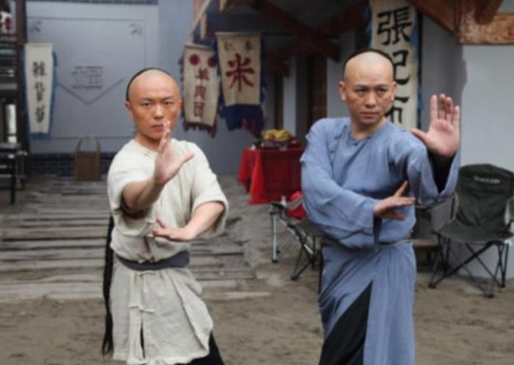 武林第一高手,自愿进王府做太监,自创武功,风靡全国公园