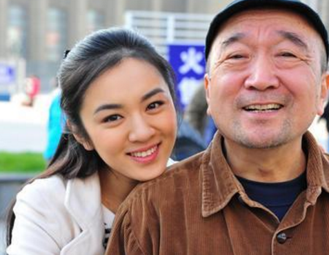 李保田全家照,与妻子恩爱低调几十年,子孙满堂享受天伦之乐