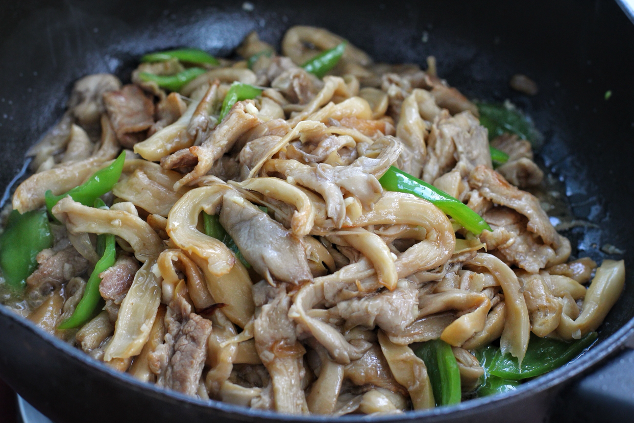 平菇这样炒,口感滑溜溜,鲜嫩嫩,米饭都要比平时多吃一大碗