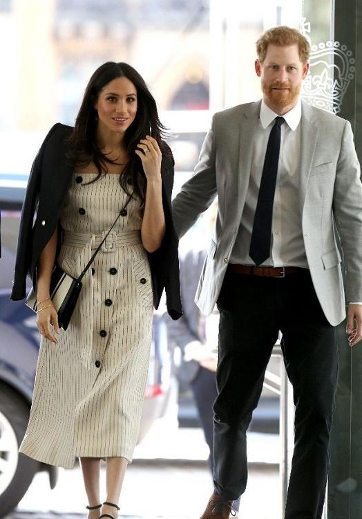 当32岁梅根遇见46岁西班牙王后,同穿黑色西装