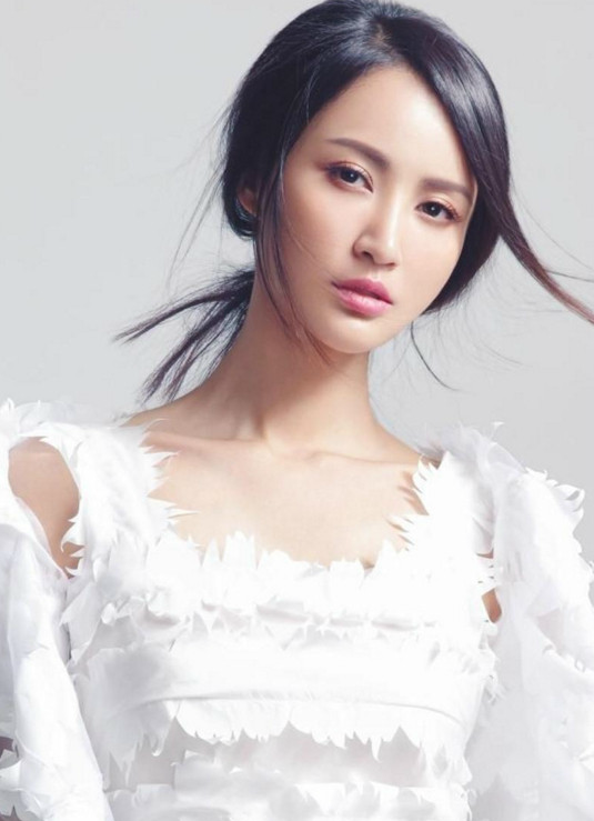 二姐张歆艺安静下来也是个可爱的大美妞,有点小温柔和妩媚