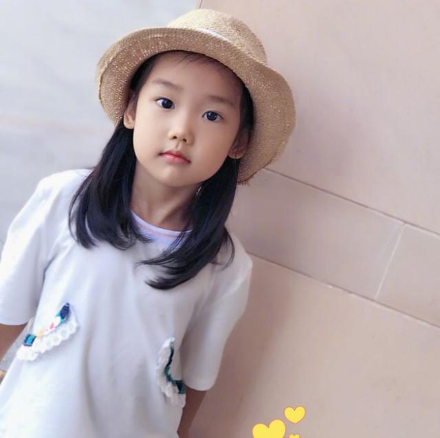 凤凰传奇玲花女儿4岁了,呆萌可爱眼睛像极妈妈,开心迎来开学季