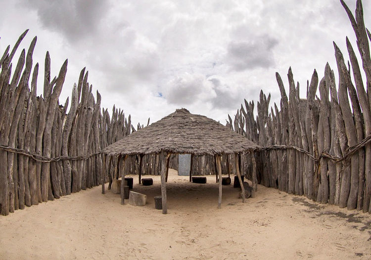 非洲一部落权利最高的女人,穿兽皮,彰显权力之巅的风尚!