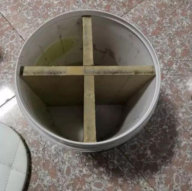 饵料之类的小东西,盖上板凳面后还可以当成板凳坐着钓鱼,一桶两用,是