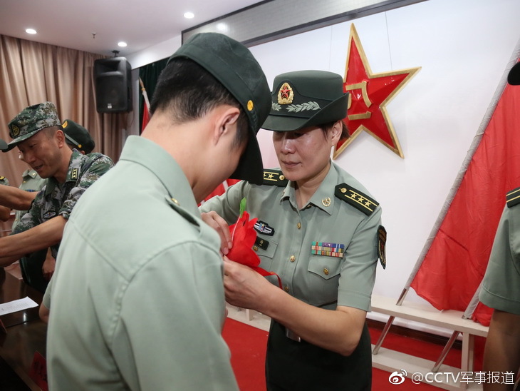 战略支援部队某部组织退役士兵卸军衔仪式老兵的痕迹永远都在