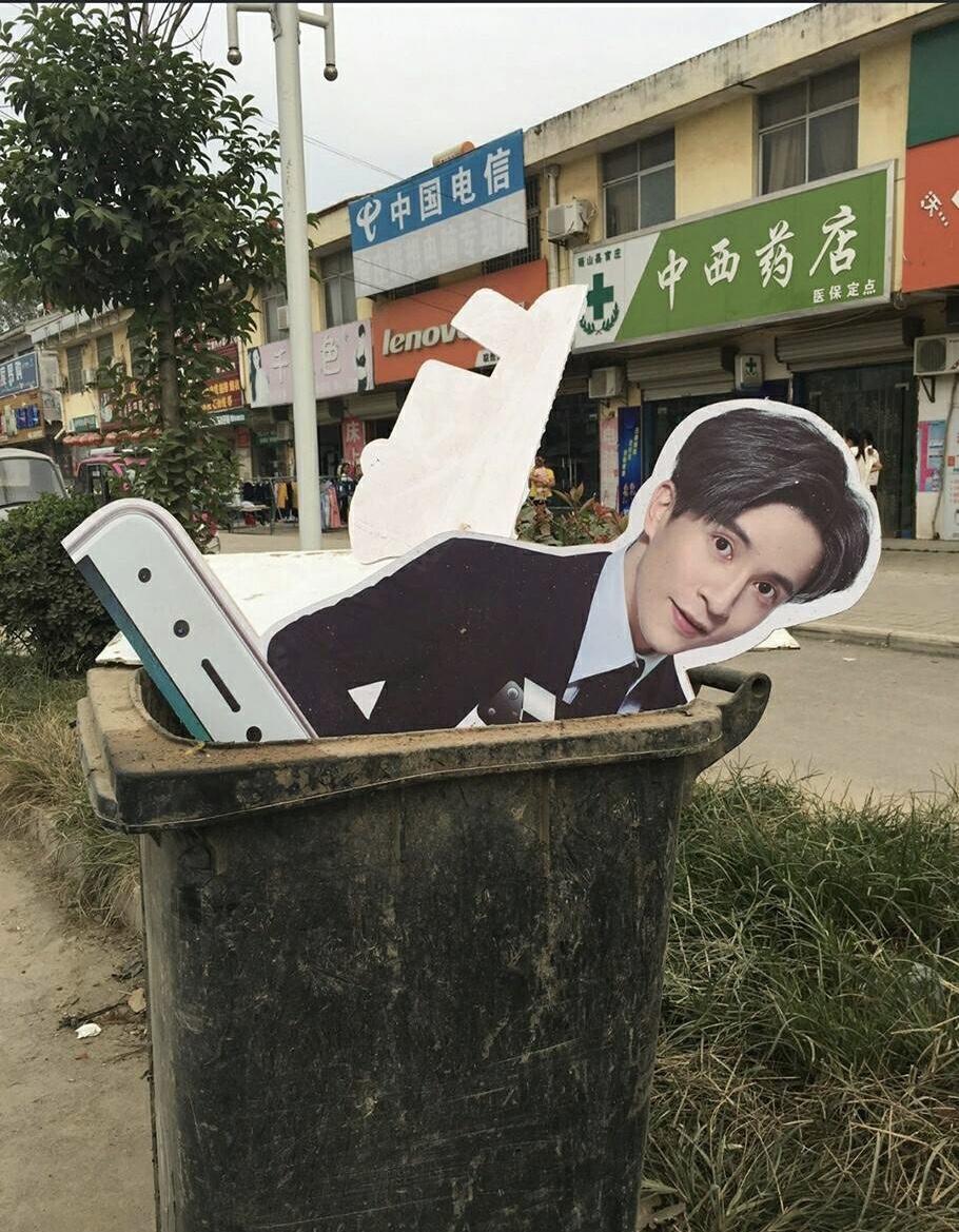 粉丝遇到人形立牌:王俊凯真惨,蔡徐坤真幸福,薛之谦这是惹谁了