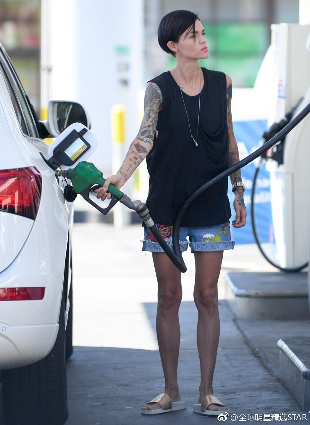 鲁比洛斯蝙蝠女侠造型曝光苦练中国武术