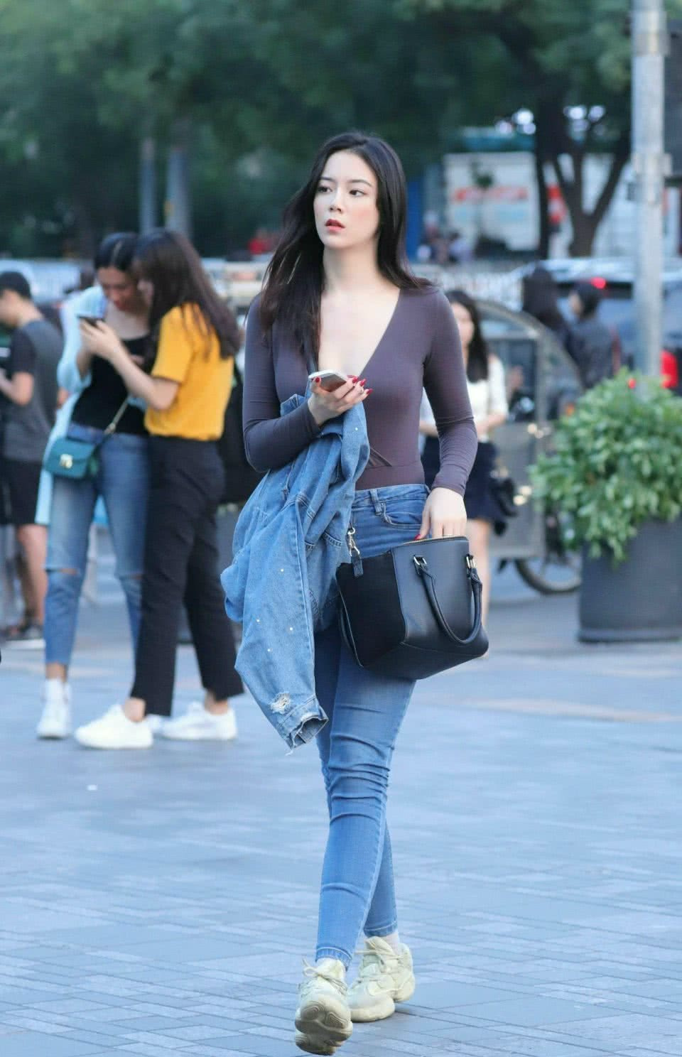 街拍肌肤白皙身材傲人深v紧身衣的小姐姐身材好到令人嫉妒