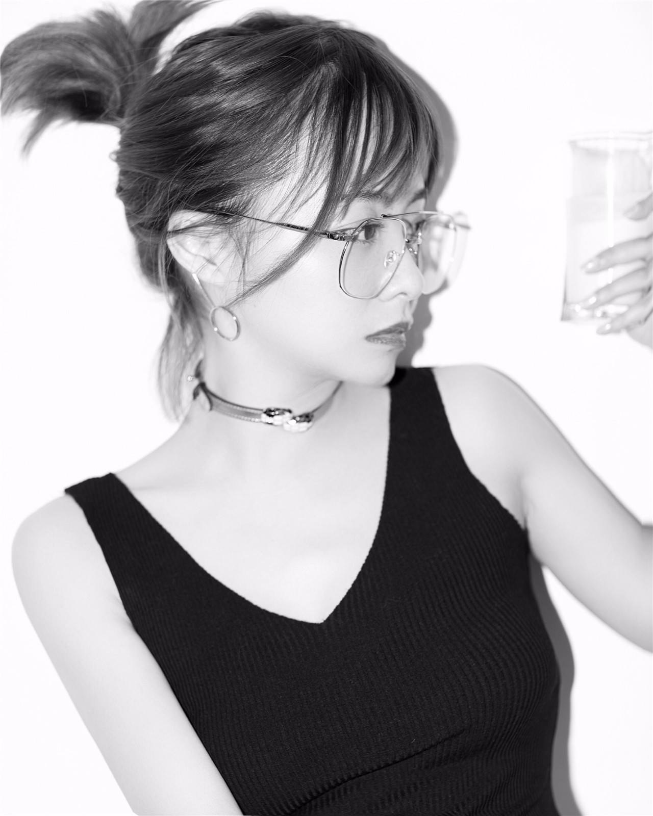 余心恬曝黑白魅惑写真 冷酷美艳尽显好身材