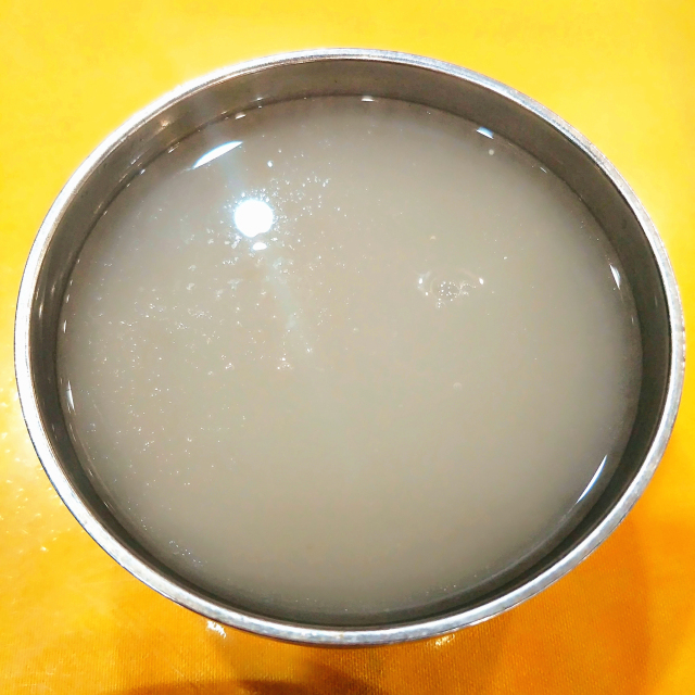 老话还说了"原汤化原食",色彩斑斓的饺子吃圆了肚皮,再来碗饺子汤,这