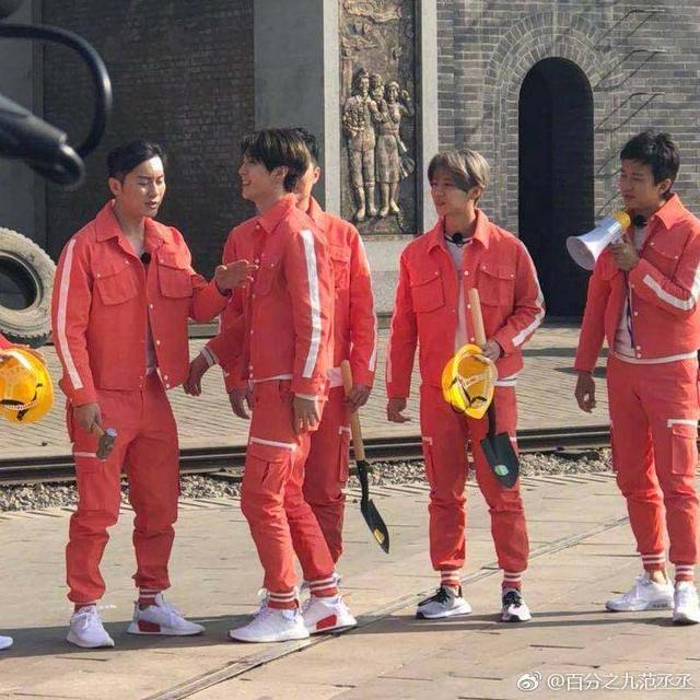 范丞丞李晨合照,感谢前辈的照顾,赢了撕名牌?身高成了第一位!