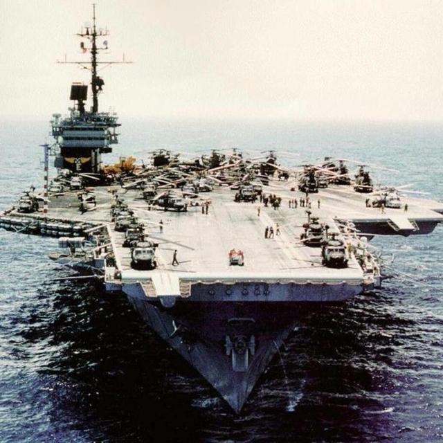 图为兼任两栖攻击舰的"美利坚"(cv-66)号超级航母.
