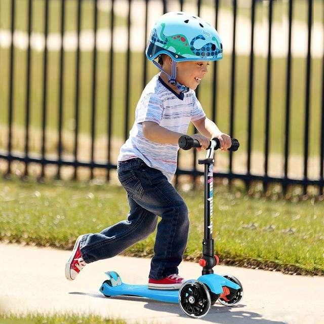 儿童滑板车户外运动,让宝宝更加接近大自然