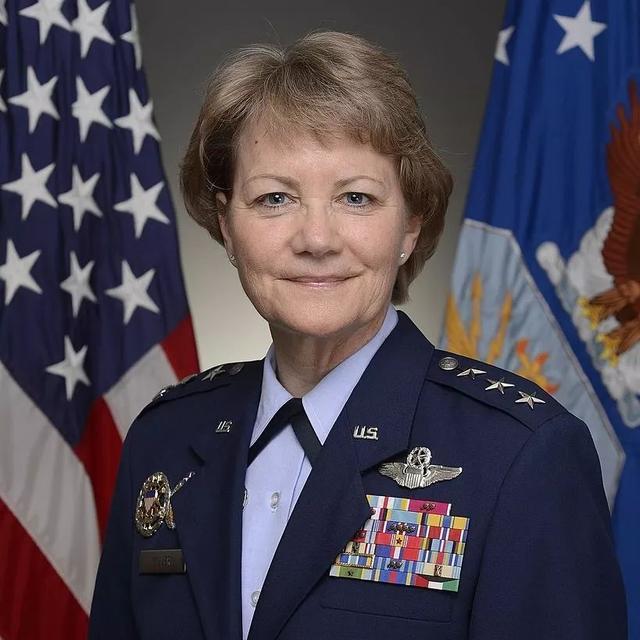 美国空军又诞生一位女上将她是空中机动司令部司令