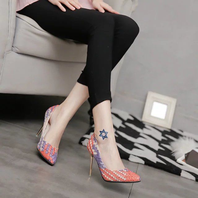 十分个性有型的凉鞋高跟鞋,巧妙修饰了脚部的线条,轮廓感特别强,给人