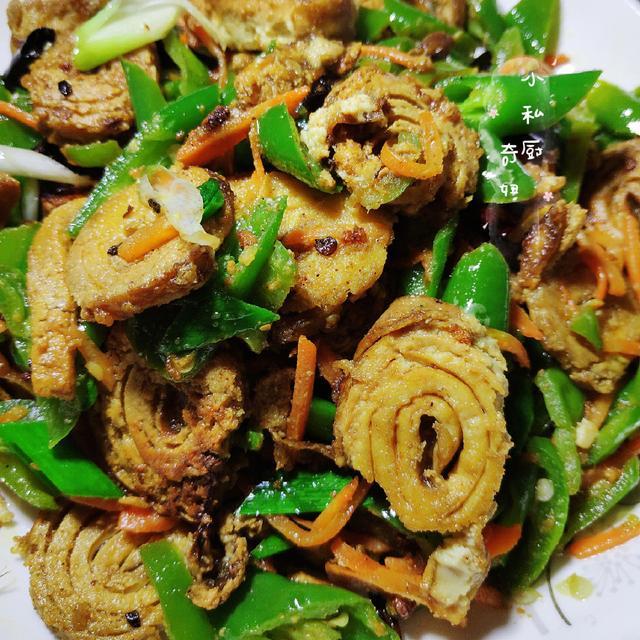河南信阳特色菜:辣炒臭豆腐卷,臭中带奇香,口感细腻,越嚼越香