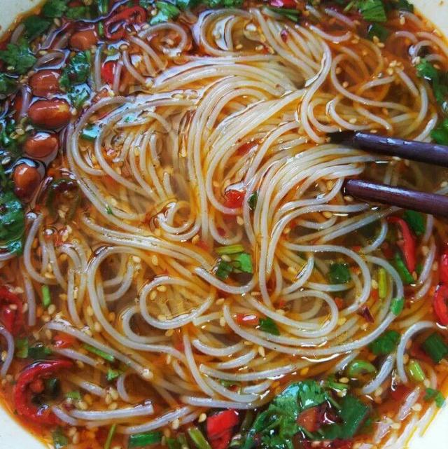 酸辣米线简直太好吃了,酸辣爽口一口气吃了两碗!