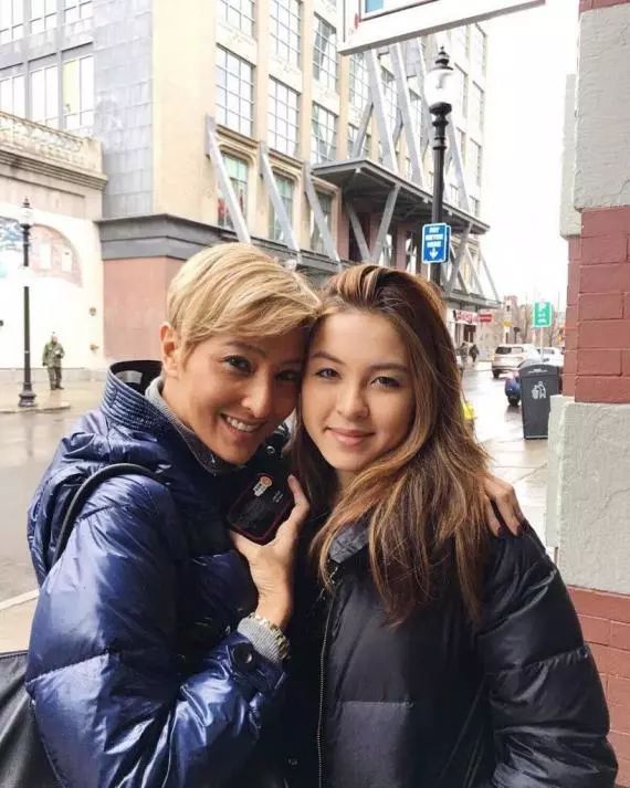 像上山诗钠这样的女性,虽然事业有成,但是家庭却不太幸福,传言她有