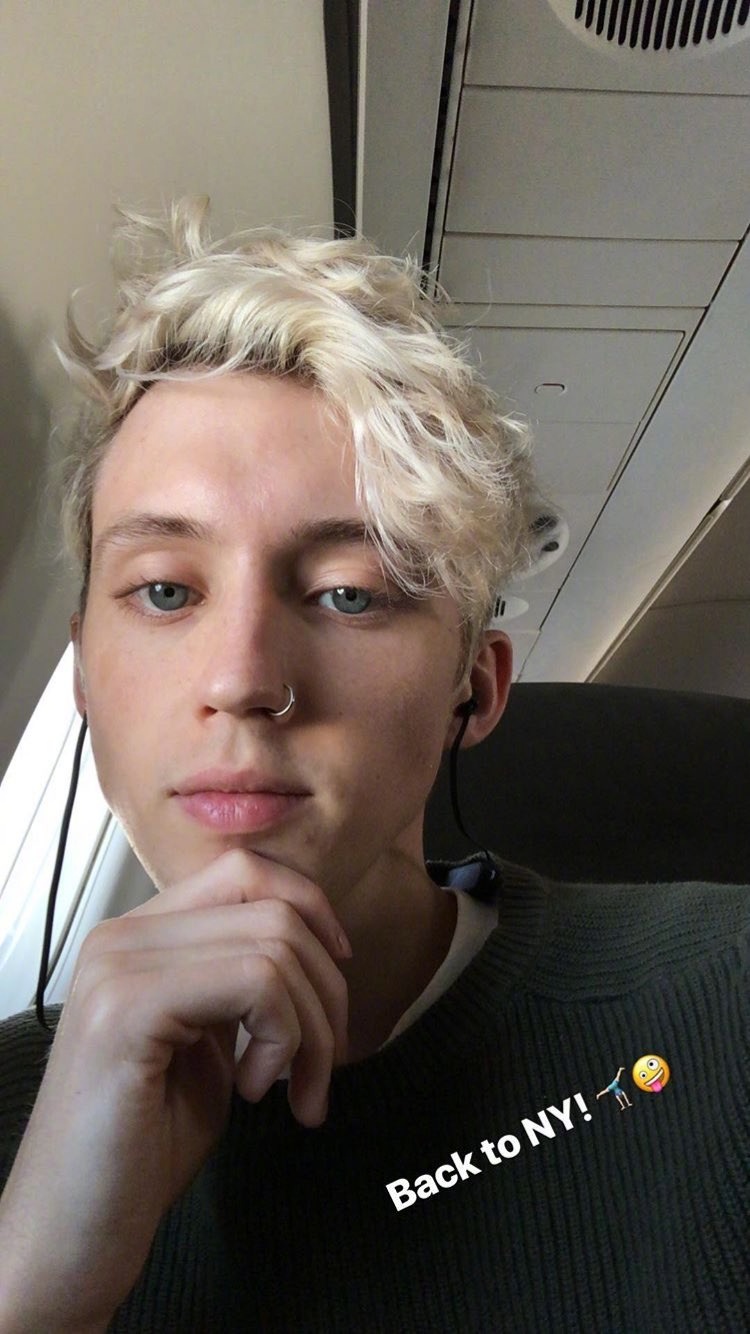 戳爷troye sivan近期的照!