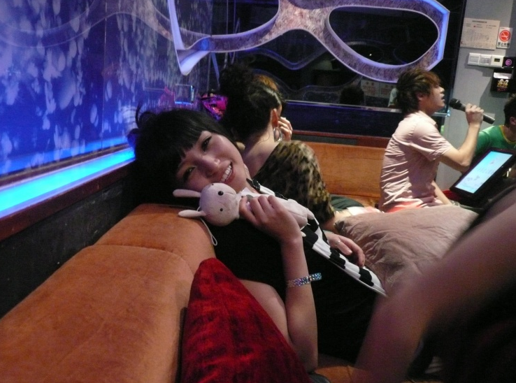 90后女孩子ktv如此开放?阿姨:不好意思,你们继续