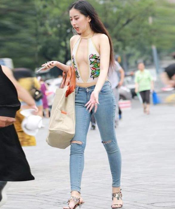 路人街拍: 小姐姐衣服都不穿, 直接肚兜出街, 真敢穿