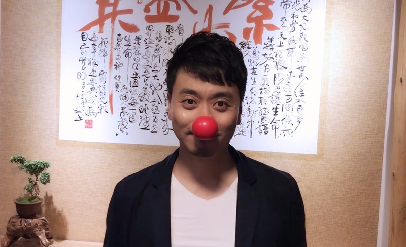 黄俊鹏六一儿童节关爱儿童和熊猫 获封"正能量演员"