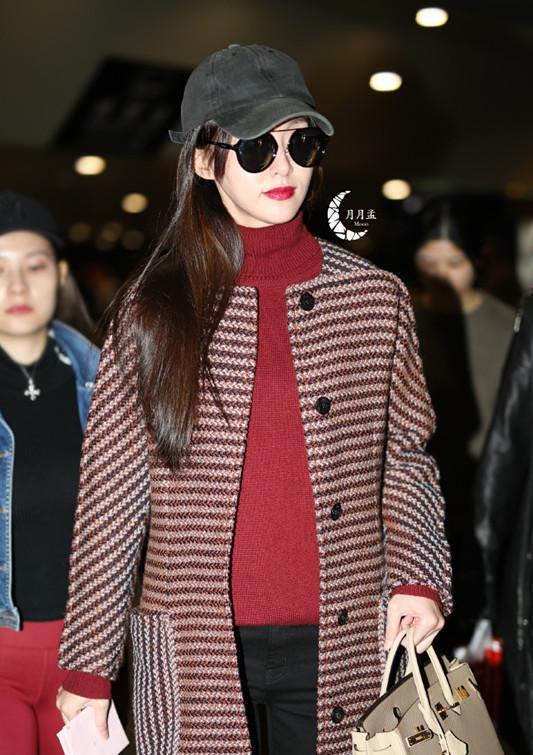 唐嫣把爱马仕大衣穿出中老年人风,网友:我姥姥也是这样穿衣服