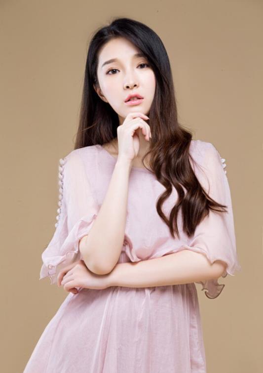 她和鞠婧祎同是《最强大脑》美女助理, 如今做主播打上最强王者