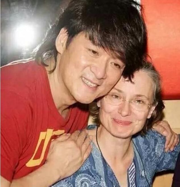 周华健28岁儿子和24岁女儿的近照!长得不像混血儿,就像外国人!