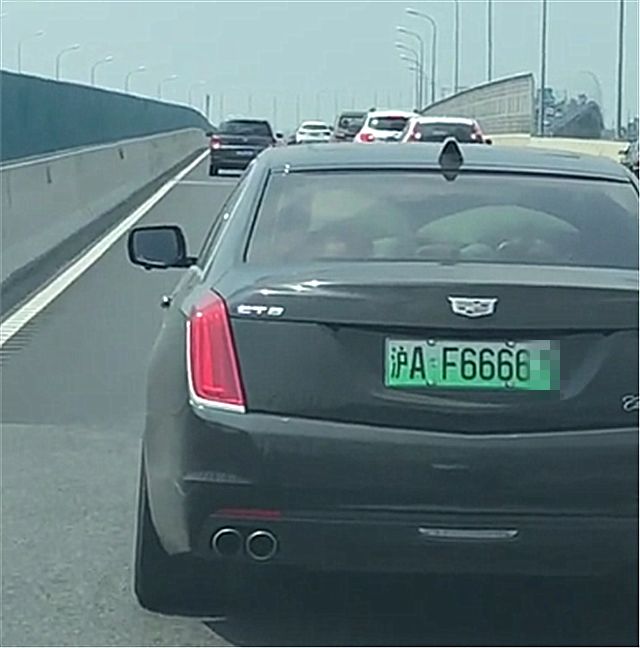 上海"首辆"混动凯迪拉克ct6现身,车牌是绿牌,数字很霸气!