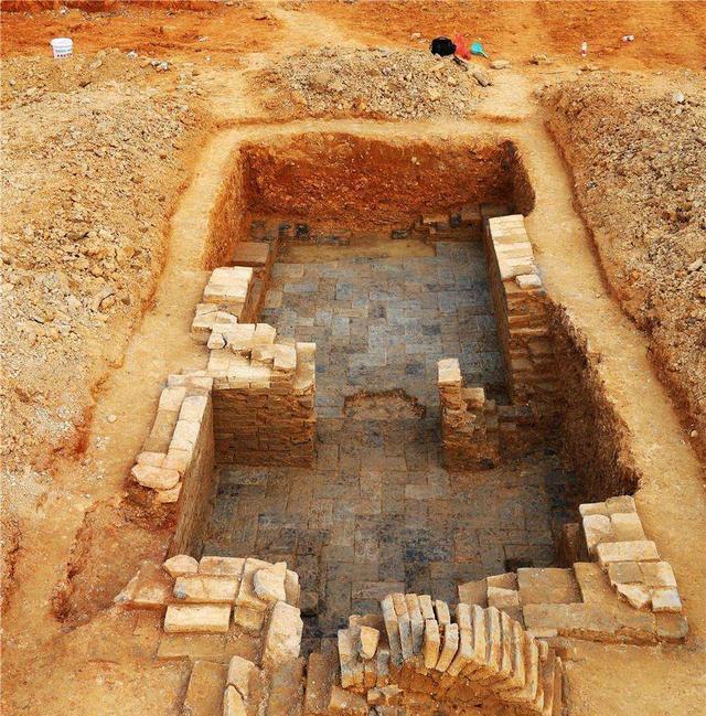 云南跨千年的神秘古墓群,埋着2000多年前的文明,古滇国为何消失