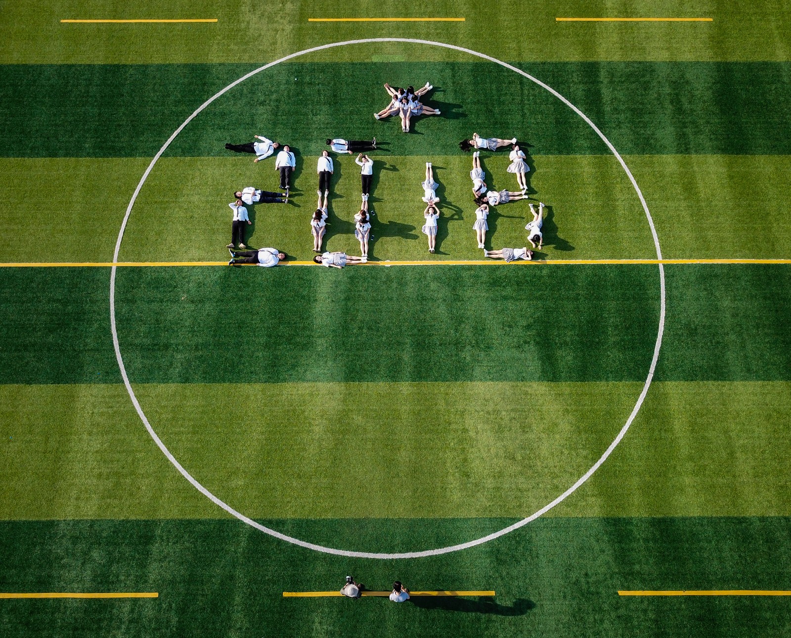 毕业季 航拍沈阳学生创意毕业照