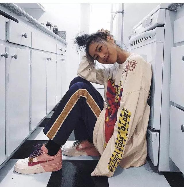 这个常被陈冠希翻牌,穿supreme,aj比男生还帅的女孩什么来头?
