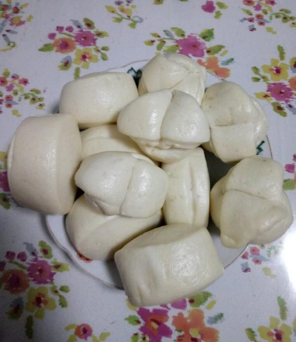 今天的晚餐是蒸馒头,炒菜是尖椒肉丝和凉拌黄瓜,看看我蒸馒头的手艺