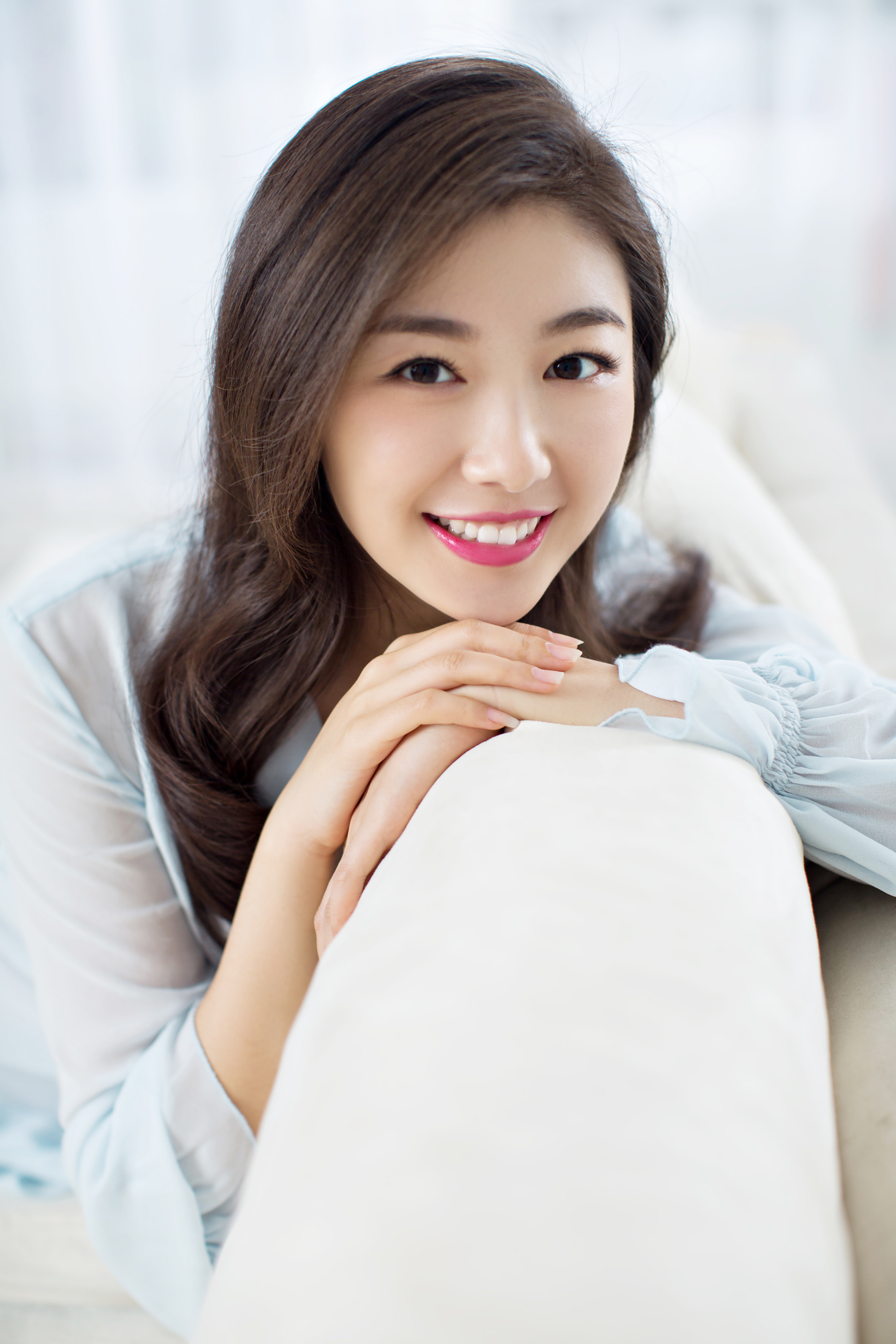 肖垚曝夏日恬美写真 眼神纯净清新气质初绽锋芒