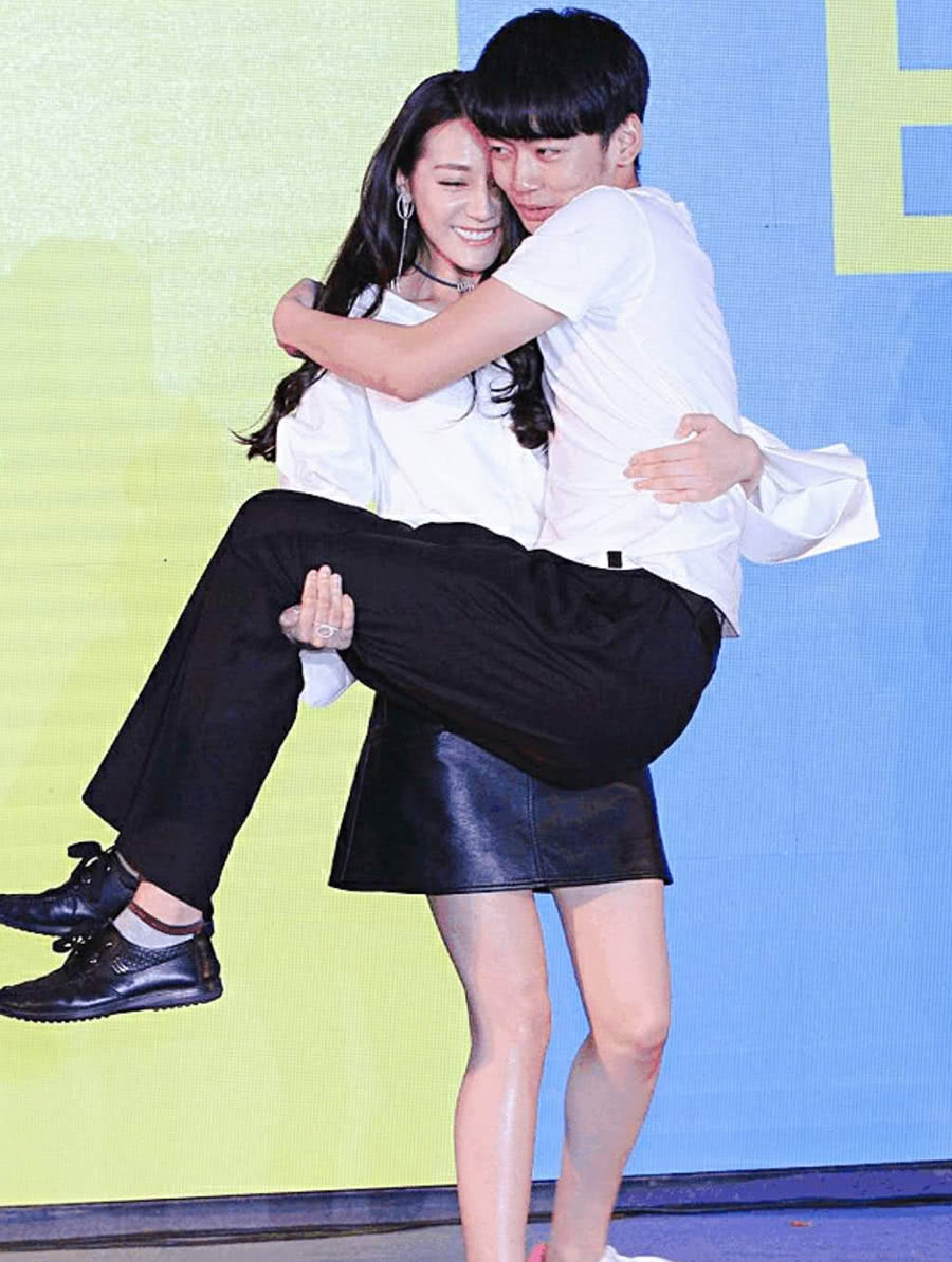 盘点被迪丽热巴"公主抱"的人,网友:最后一位最幸福!