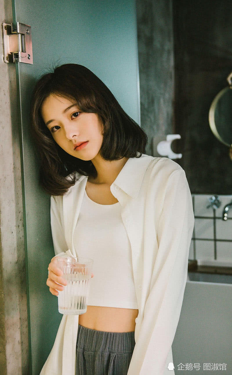 独自在家的单身美女,眼神忧郁闷闷不乐