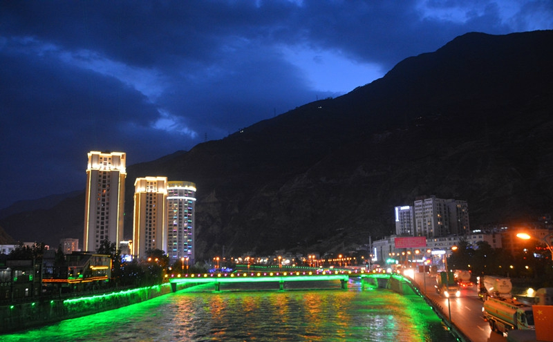 十年新汶川从成都赶来登上山顶实拍新汶川夜景美得让人陶醉