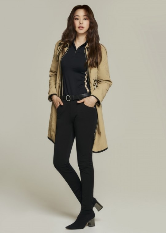 韩国女艺人李哈妮代言高尔夫装 拍最新宣传照