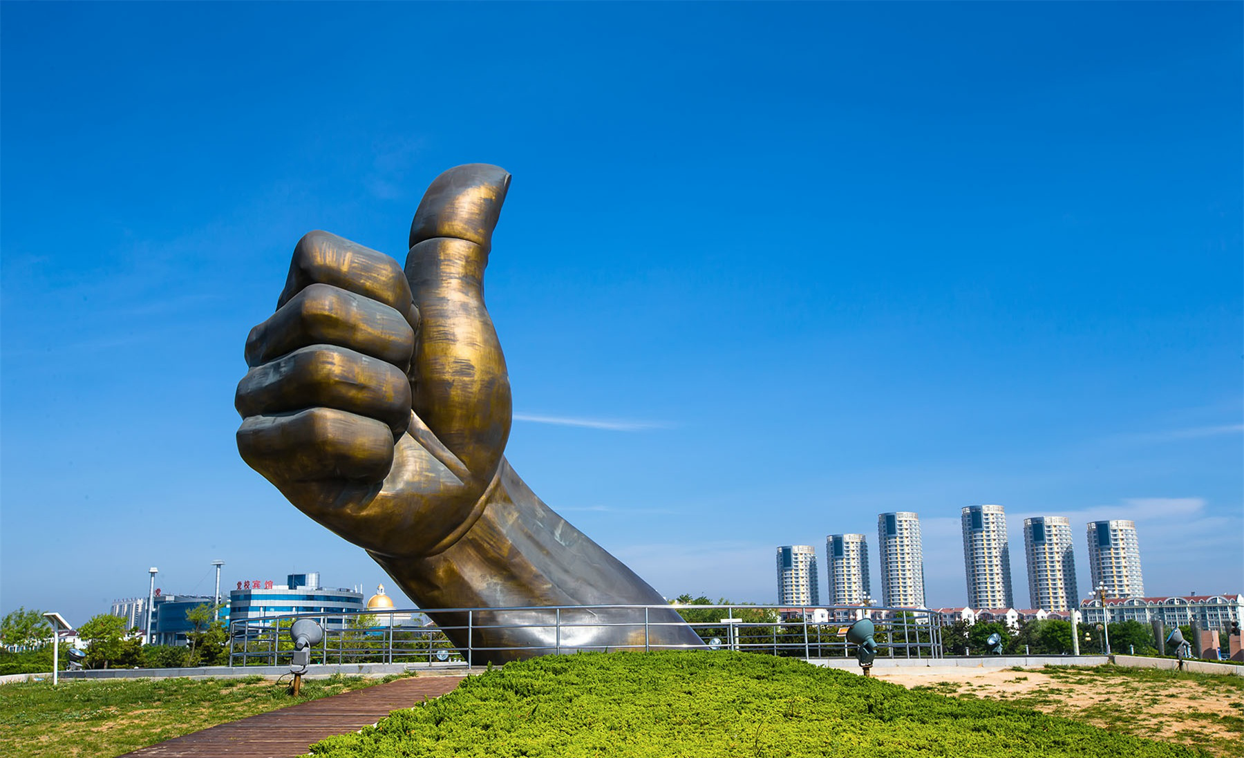 乳山银滩属于山东威海,离青岛烟台威海都很近,沙滩平缓,沙子洁白,海水