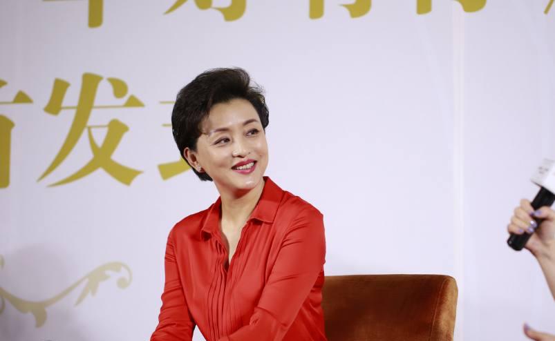 49岁杨澜近照曝光,一块头发快掉光显老态,网友:还不如倪萍
