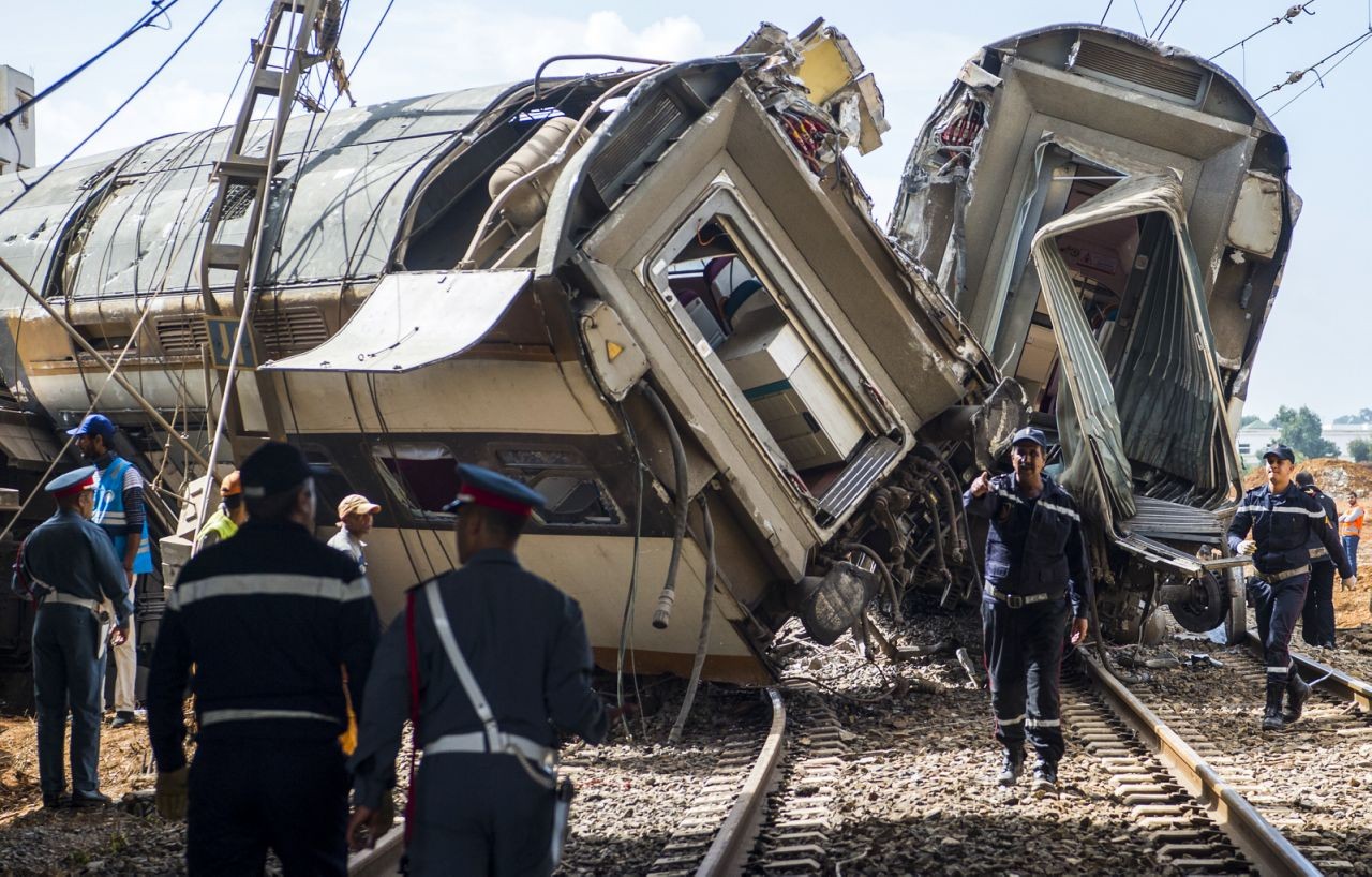 外媒：印度火车脱轨相撞事故死亡人数升至近300人_凤凰网