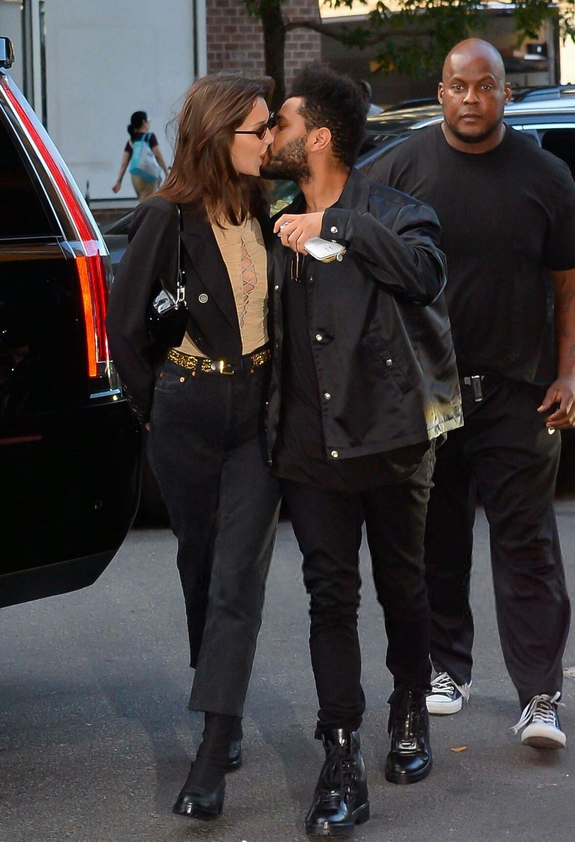 超模贝拉与盆栽哥街头热吻,身后的保镖实力抢镜,网友:我瞎了