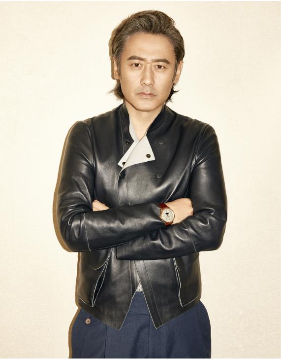 吴秀波年轻时一脸青涩,没留胡子的他判若两人